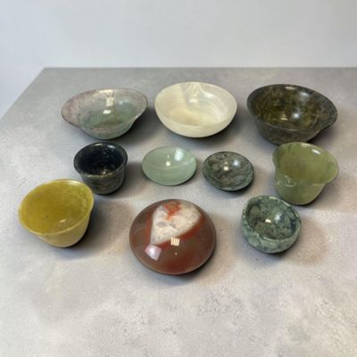 de nombreux bols de différentes couleurs sur la table