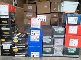 beaucoup de cartons à l'arrière d'un camion