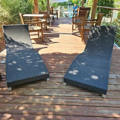 deux chaises longues sur la terrasse d'une maison