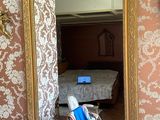un miroir posé sur une table dans une pièce
