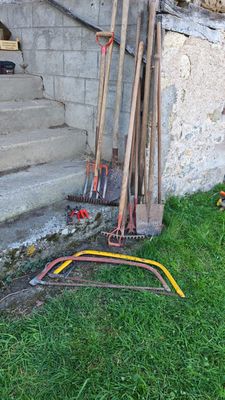 Divers outils de jardin LOT A RETIRER SUR RENDEZ-VOUS SUR LA…