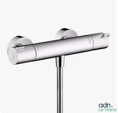 un gros plan d'un robinet de douche sur fond blanc