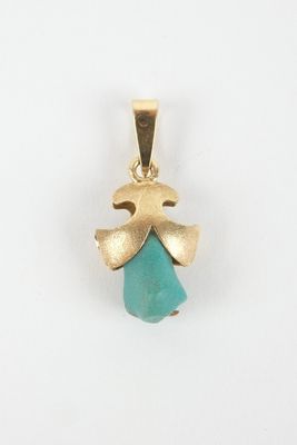 un pendentif en or serti d'une turquoise en forme d'ange