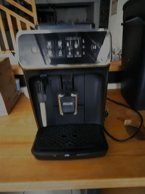 une photo d'une machine à café posée sur une table en bois