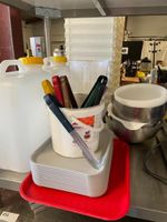 Lot d'ustensiles et petits bacs gastro : fouet, maryses, pla…