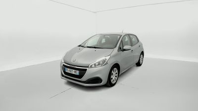 une voiture argentée dans une pièce blanche au sol blanc