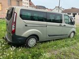 une camionnette garée dans l'herbe devant une maison