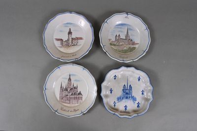 trois assiettes ornées d'une image de château, posées sur une table