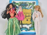 Barbie et sa poupée Hula Hula devant une valise