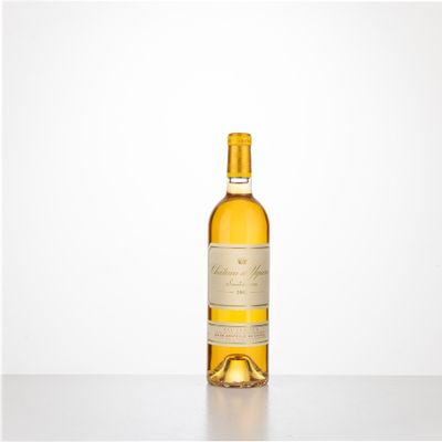 une bouteille de vin blanc posée sur une table