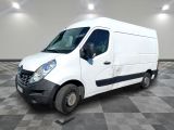 la camionnette blanche est garée sur un sol carrelé en damier