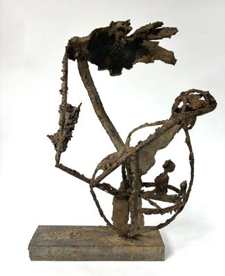 une image représentant une sculpture d'un oiseau perché sur une branche