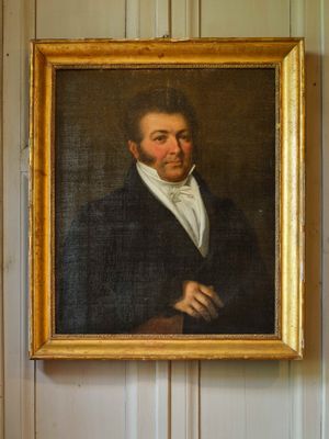 tableau représentant un homme en costume noir et chemise blanche
