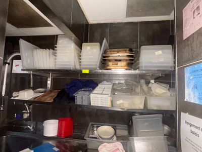 une cuisine avec beaucoup de vaisselle sur les étagères