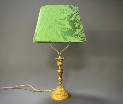 une image représentant une lampe surmontée d'un abat-jour vert