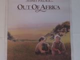une image représentant l'affiche du film « Out of Africa » accrochée à un mur