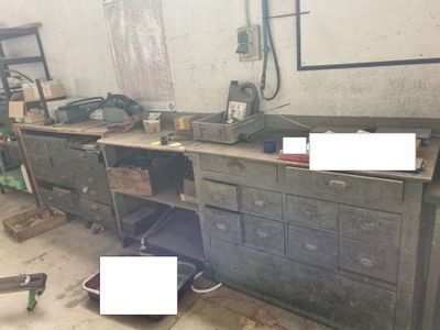 une photo d'un établi dans un garage où règne un grand désordre