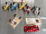 un grand nombre de petites voitures posées sur une table