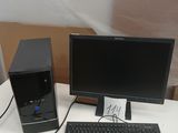 un ordinateur de bureau posé sur une table, équipé d'un clavier et d'une souris
