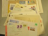 une pile de courrier posée sur une table