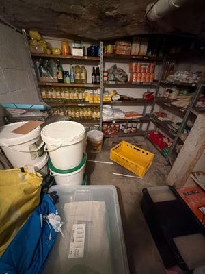 une pièce dans laquelle se trouvent de nombreux objets