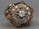 une image d'une bague en diamant et en or sur fond blanc