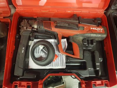 une boîte à outils rouge avec des outils sur une table