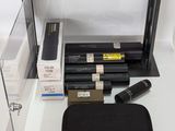 une photo d'une vitrine contenant des produits de maquillage