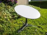 une table blanche posée dans l'herbe