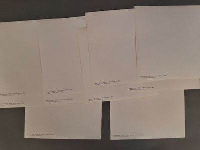 quatre feuilles de papier empilées les unes sur les autres sur une table