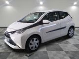 une photo d'une Toyota Prius blanche garée sur un sol à damier