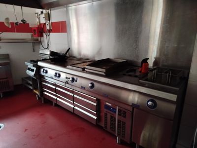 une cuisine équipée d'une cuisinière, d'un four et d'un évier
