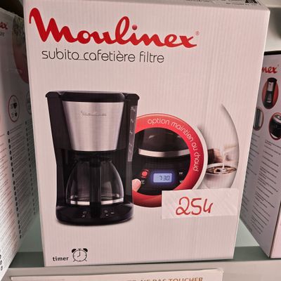 emballage d'une cafetière posée sur une étagère dans un magasin
