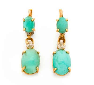 une paire de boucles d'oreilles en turquoise et diamants sur fond blanc