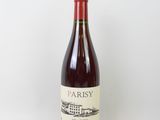 la bouteille de vin est posée sur une surface blanche