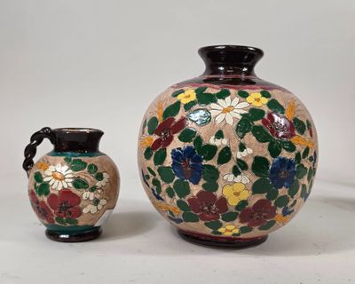 un vase et un petit vase posés l'un à côté de l'autre