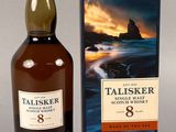 une bouteille de whisky Talsker 8 ans d'âge à côté d'une boîte