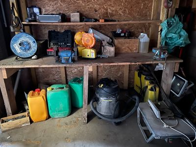 il y a toutes sortes d'outils sur les étagères de ce garage