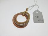 un bracelet en or et en argent auquel est attachée une étiquette