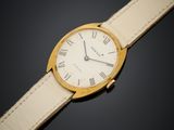 gros plan d'une montre-bracelet avec des chiffres romains