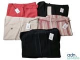 trois paires de pantalons pour homme, encore étiquetés, sur fond blanc