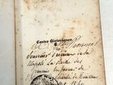 un vieux livre portant un tampon, posé sur une table