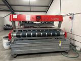 une grande machine installée dans un bâtiment