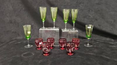 six gobelets et verres en verre vert et rouge posés sur une table