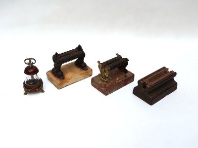Plusieurs types de jouets sont exposés sur une surface blanche