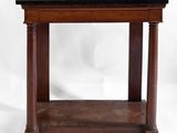 une vieille table en bois avec un plateau en marbre sur fond blanc