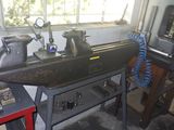 une machine posée sur une table dans une pièce