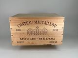 une image représentant une boîte en bois sur laquelle figure une étiquette de vin