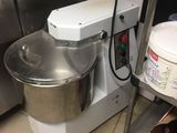 une photo d'une cuisine avec un mixeur et un seau rempli d'aliments