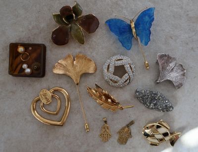 de nombreux types de broches et de bijoux posés sur la table